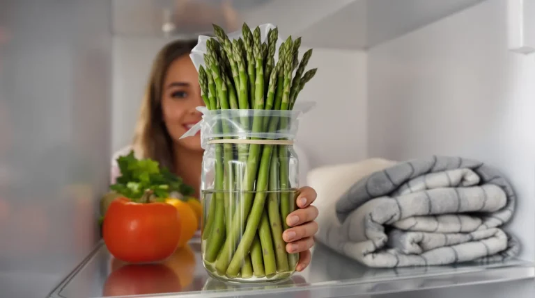 Mes asperges ramollissaient en 48 h : ce geste au frigo leur donne une semaine de plus
